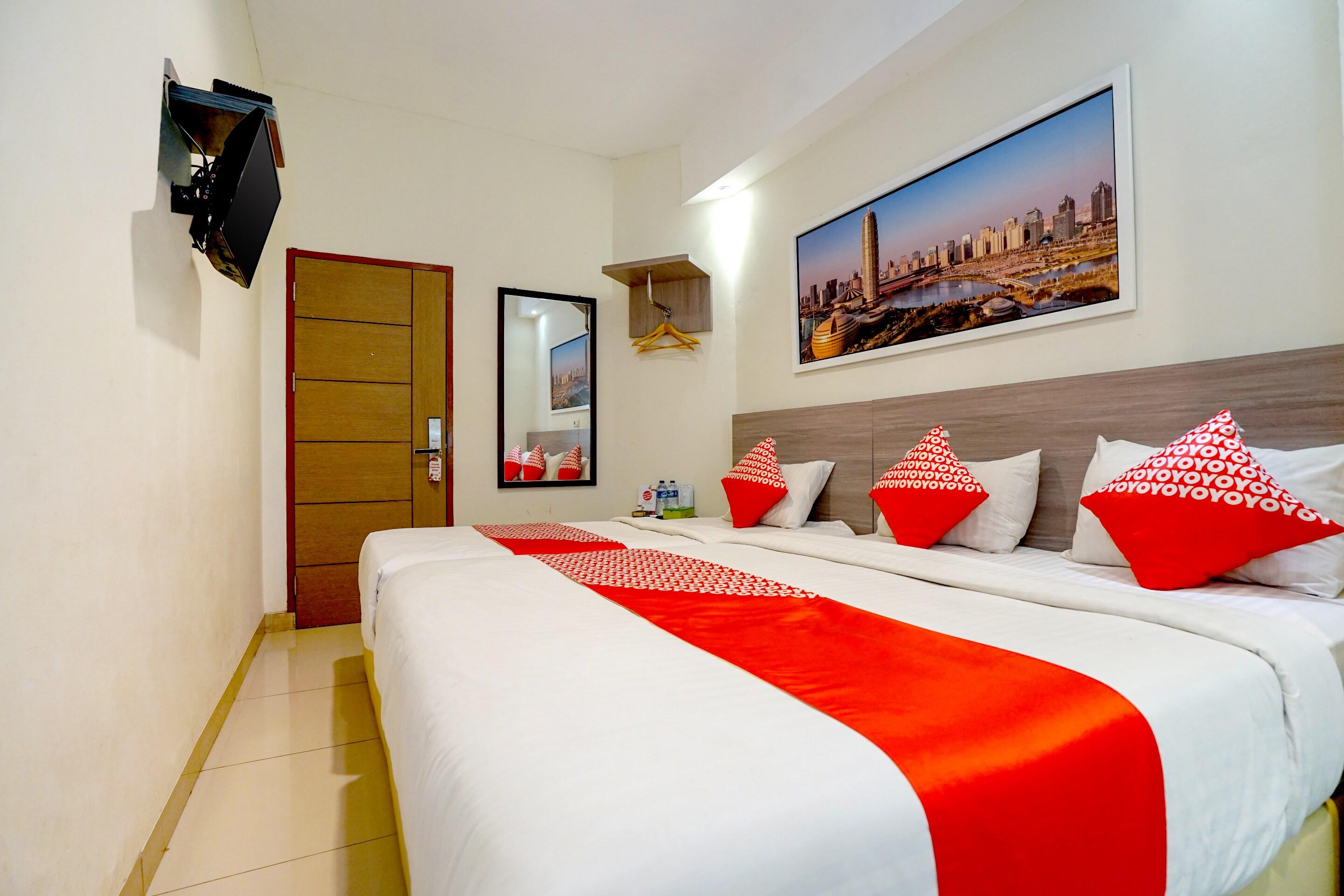 Oyo 251 The Maximus Inn Hotel Palembang Exterior photo