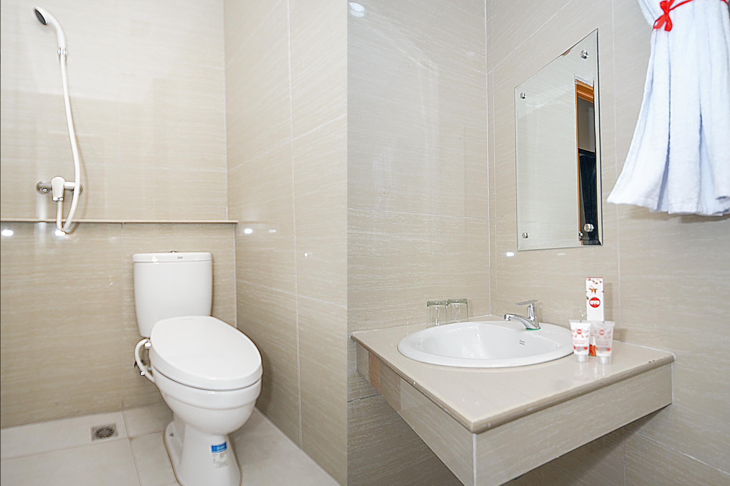 Oyo 251 The Maximus Inn Hotel Palembang Exterior photo
