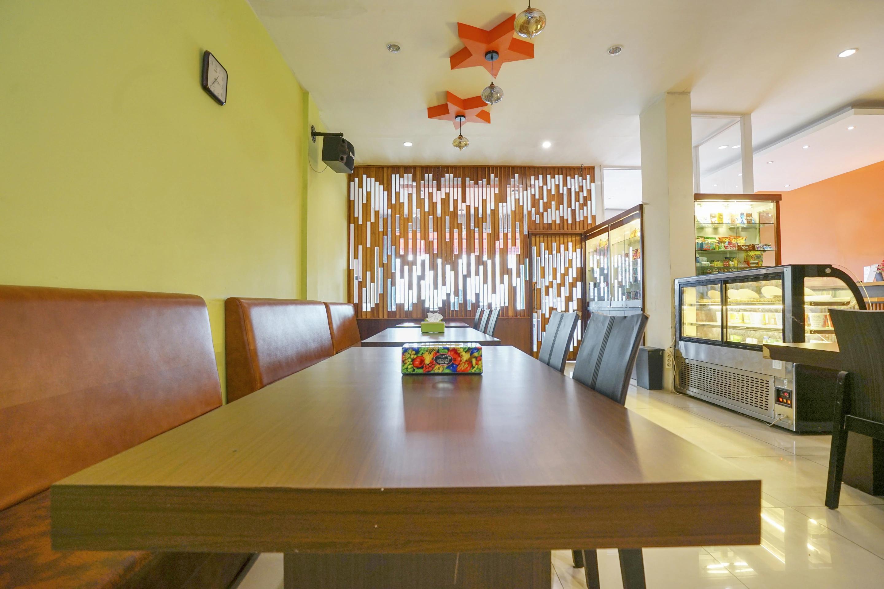 Oyo 251 The Maximus Inn Hotel Palembang Exterior photo