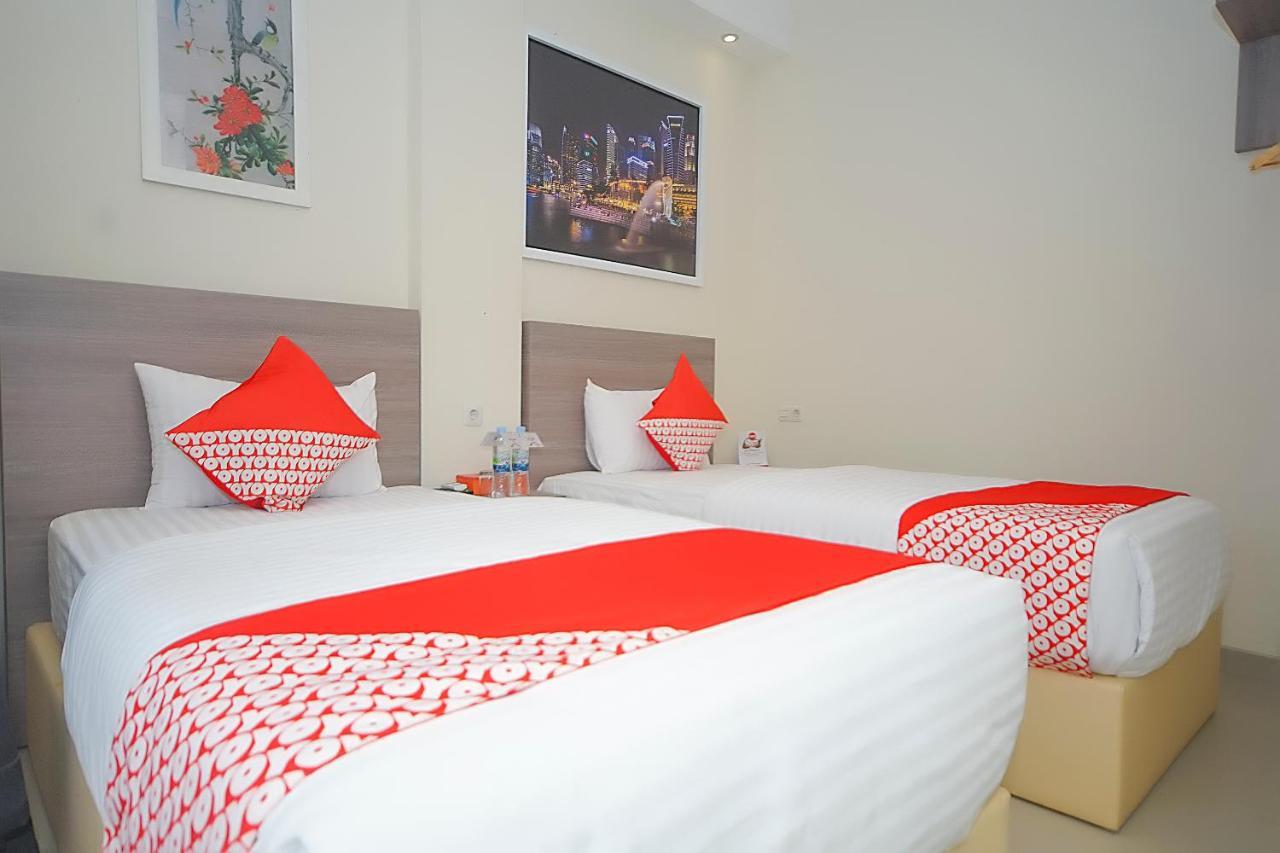 Oyo 251 The Maximus Inn Hotel Palembang Exterior photo