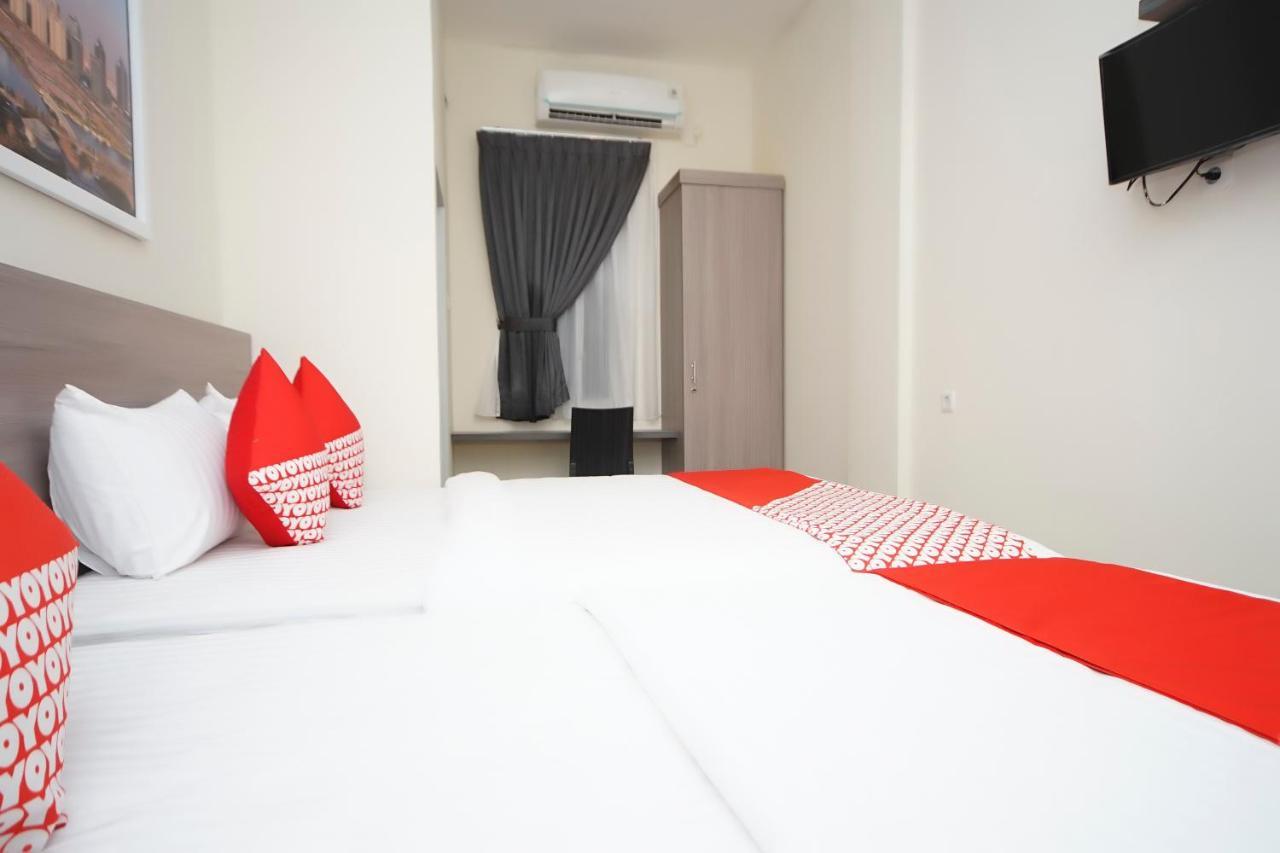 Oyo 251 The Maximus Inn Hotel Palembang Exterior photo